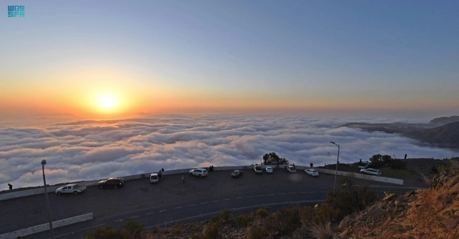 سحب منخفضة في قمم عسير                                               (مكة)