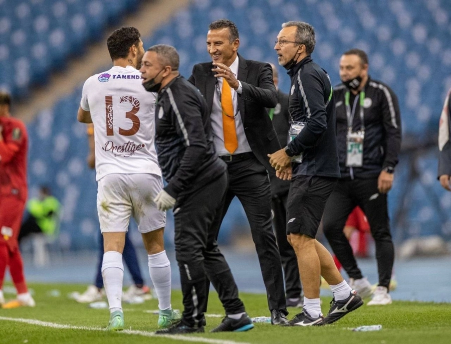 شاموسكا محتفلا مع اللاعبين    (مكة)