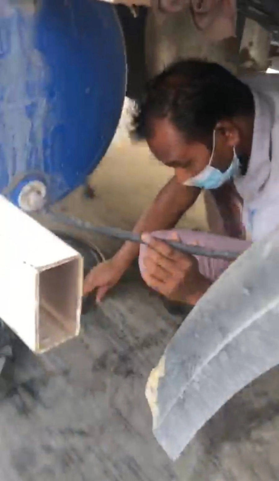 






سائق آسيوي خلال ملء خزان أسفل شاحنته بالديزل السعودي المدعوم   (مكة)