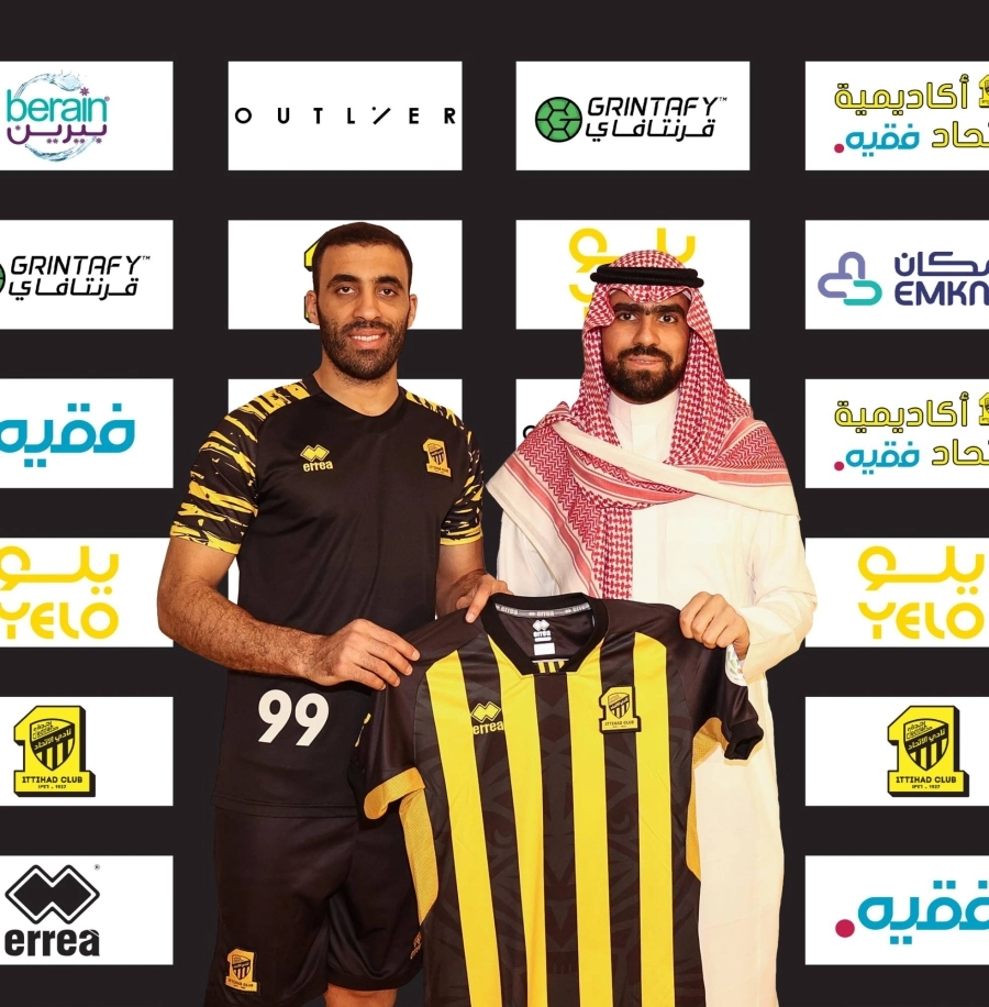 حمدالله مستعرضا قميص الاتحاد