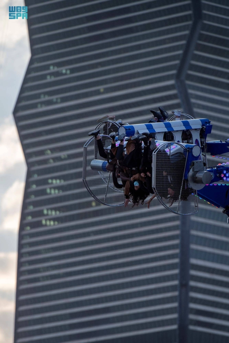 إقبال الزوار في ونتروندرلاند وسط أجواء شتوية خلال موسم الرياض (واس)
