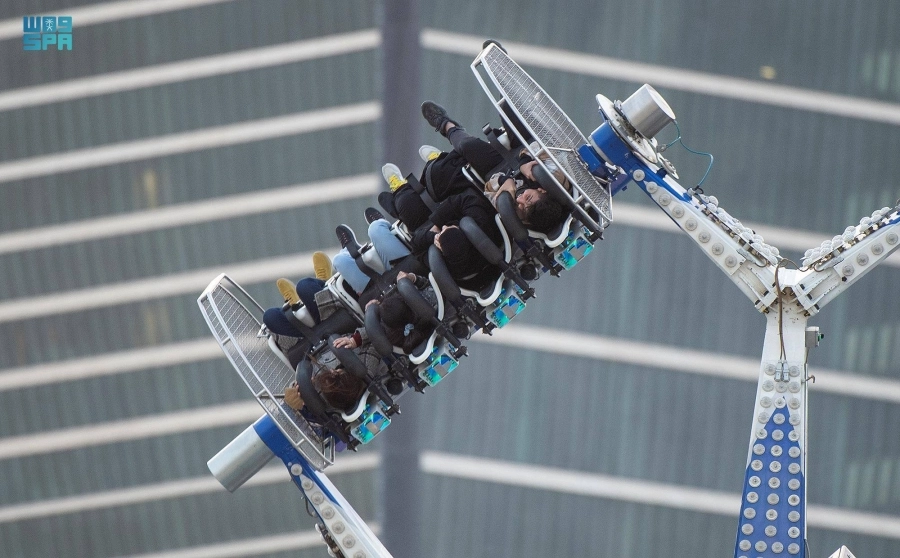 إقبال الزوار في ونتروندرلاند وسط أجواء شتوية خلال موسم الرياض (واس)
