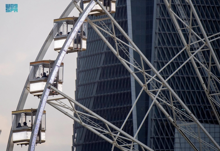 إقبال الزوار في ونتروندرلاند وسط أجواء شتوية خلال موسم الرياض (واس)
