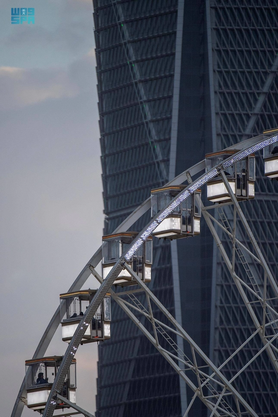 إقبال الزوار في ونتروندرلاند وسط أجواء شتوية خلال موسم الرياض (واس)
