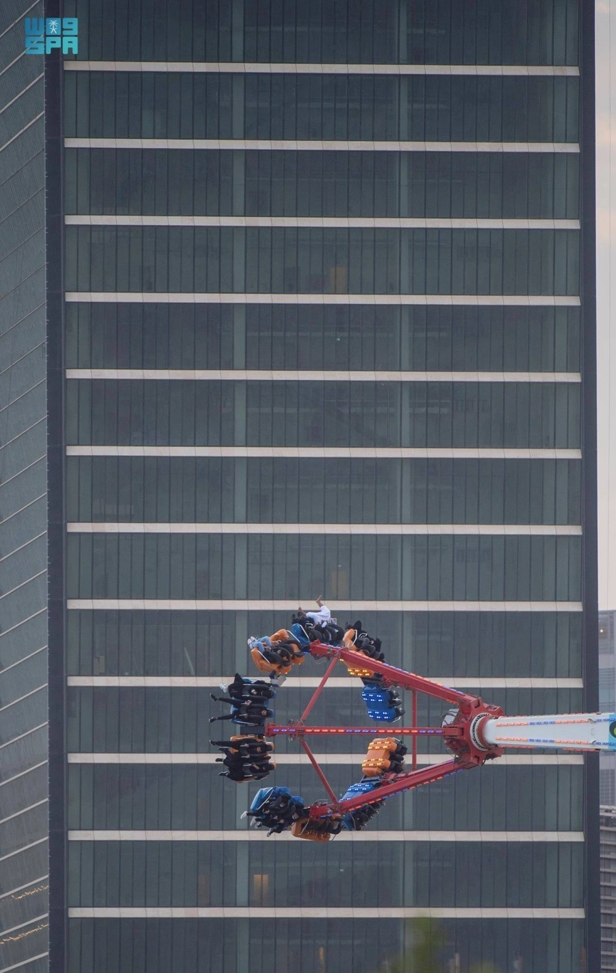 إقبال الزوار في ونتروندرلاند وسط أجواء شتوية خلال موسم الرياض (واس)
