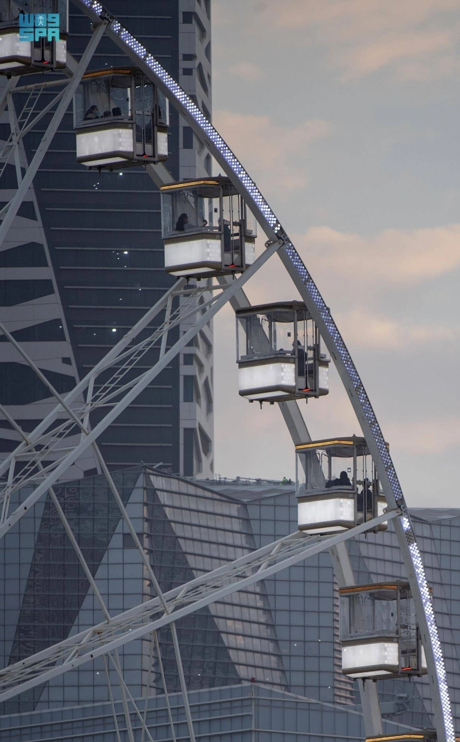 إقبال الزوار في ونتروندرلاند وسط أجواء شتوية خلال موسم الرياض (واس)
