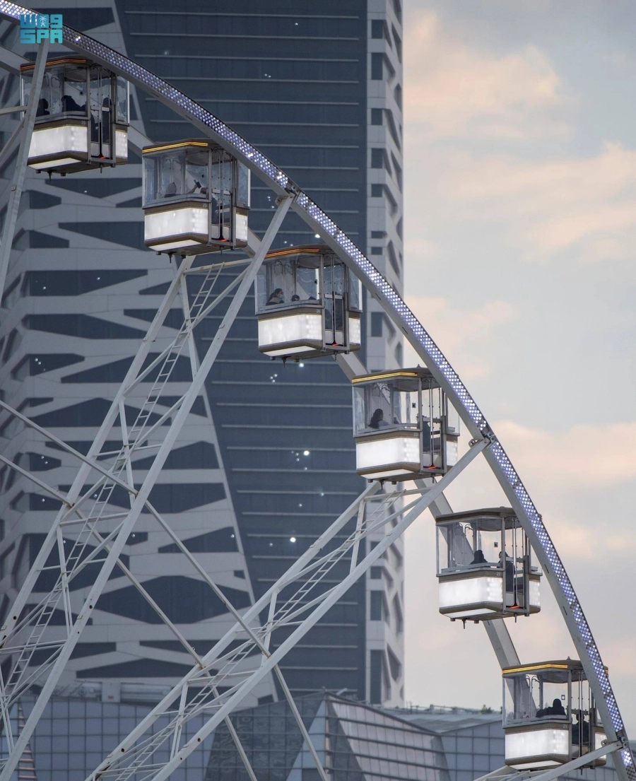 إقبال الزوار في ونتروندرلاند وسط أجواء شتوية خلال موسم الرياض (واس)
