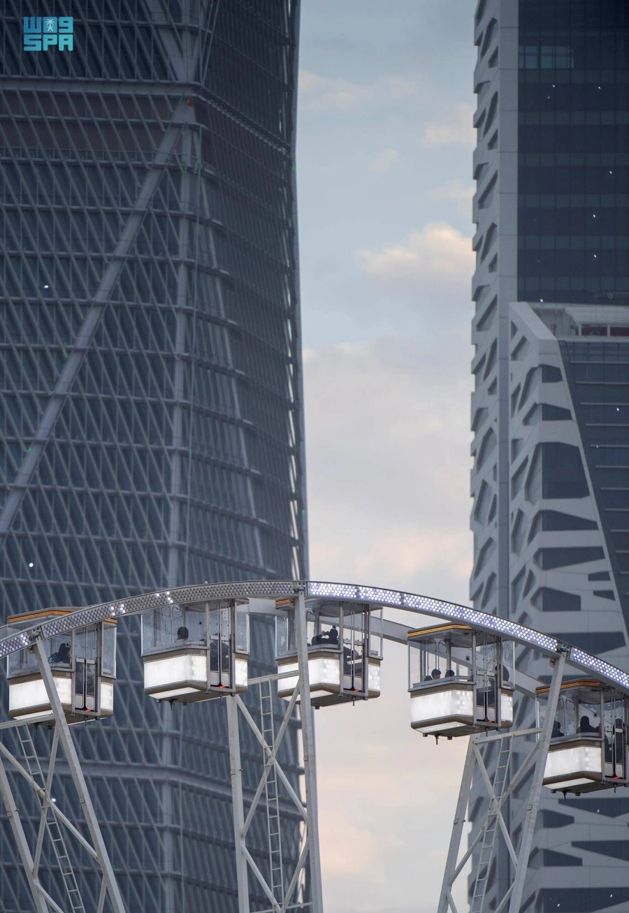 إقبال الزوار في ونتروندرلاند وسط أجواء شتوية خلال موسم الرياض (واس)
