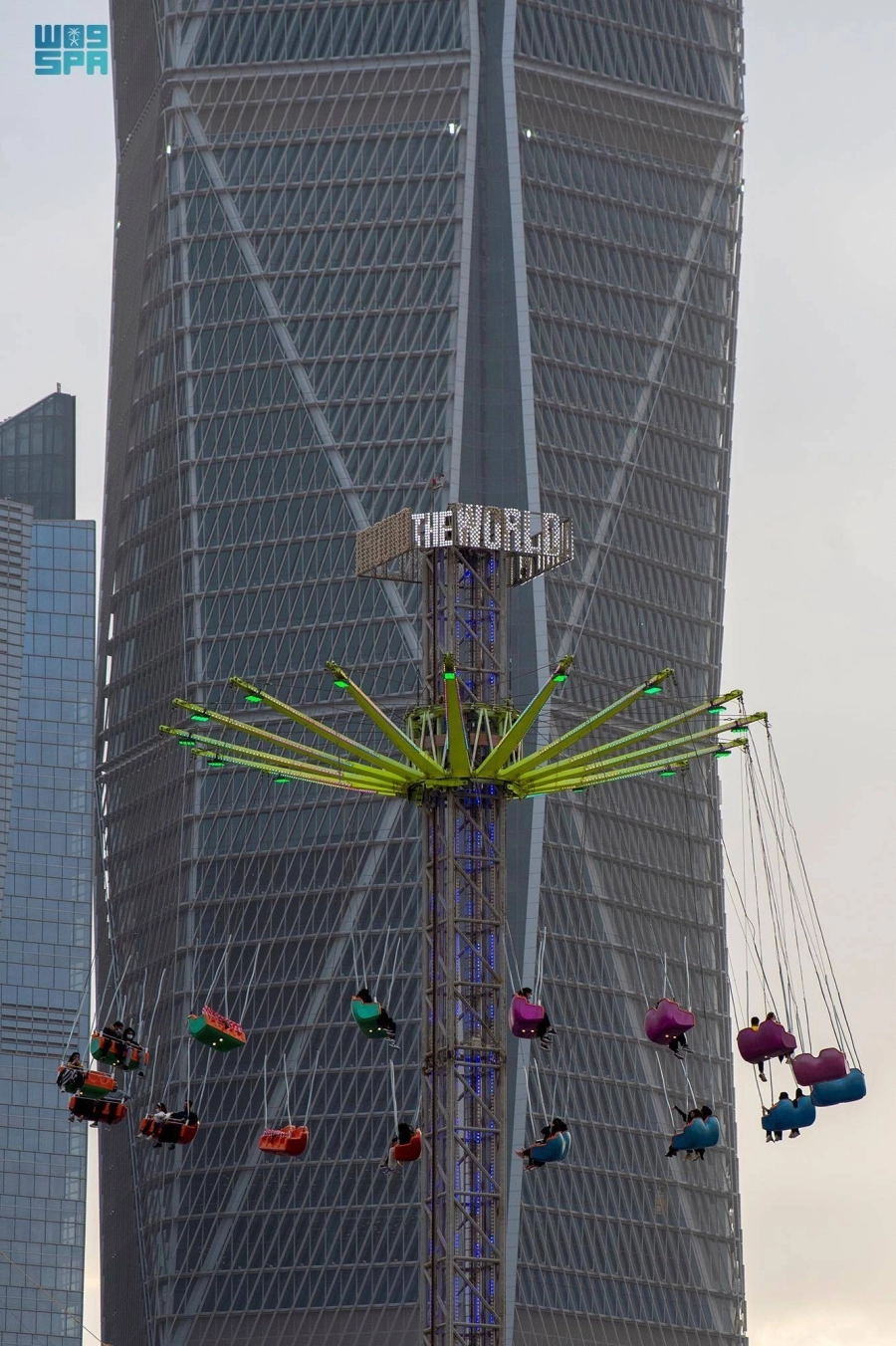 إقبال الزوار في ونتروندرلاند وسط أجواء شتوية خلال موسم الرياض (واس)
