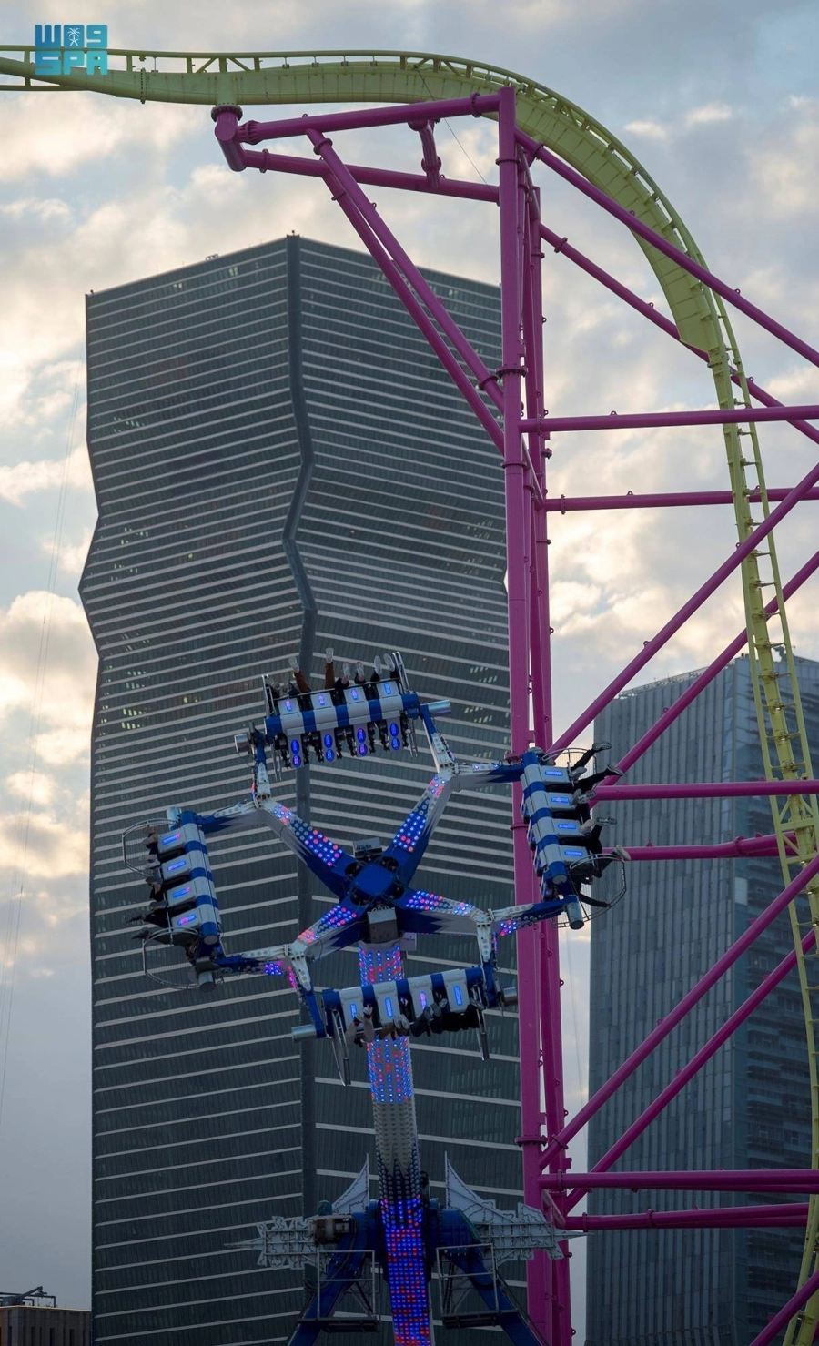 إقبال الزوار في ونتروندرلاند وسط أجواء شتوية خلال موسم الرياض (واس)
