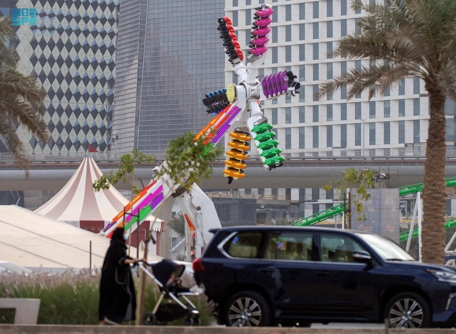 إقبال الزوار في ونتروندرلاند وسط أجواء شتوية خلال موسم الرياض (واس)
