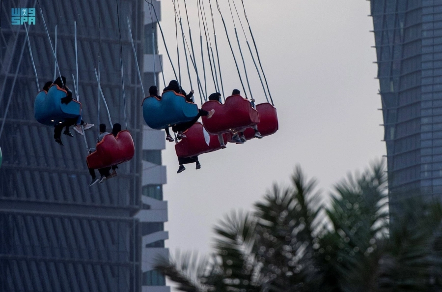 إقبال الزوار في ونتروندرلاند وسط أجواء شتوية خلال موسم الرياض (واس)
