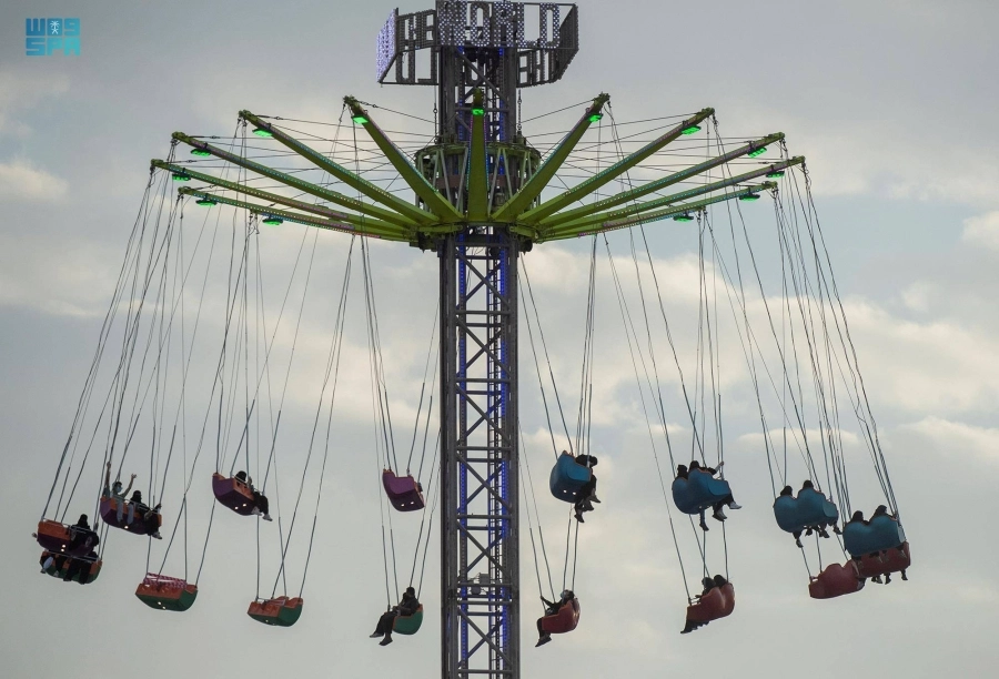 إقبال الزوار في ونتروندرلاند وسط أجواء شتوية خلال موسم الرياض (واس)
