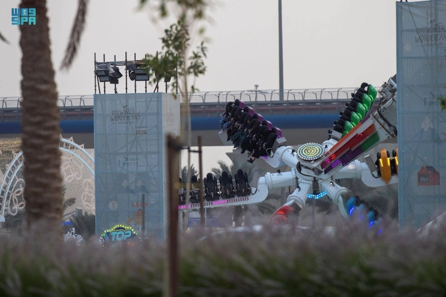 إقبال الزوار في ونتروندرلاند وسط أجواء شتوية خلال موسم الرياض (واس)
