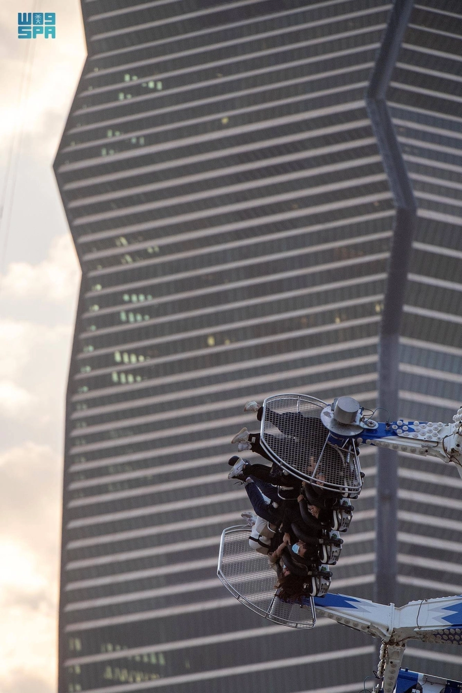 إقبال الزوار في ونتروندرلاند وسط أجواء شتوية خلال موسم الرياض (واس)
