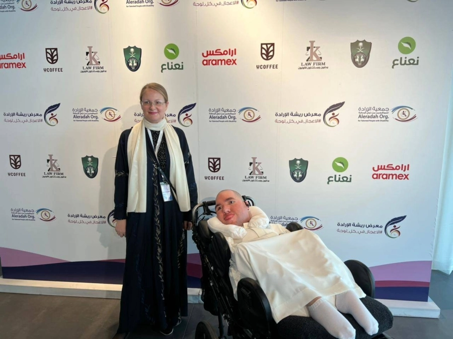 مشاركة الفنانة التشكيلية العالمية الروسية مارينا خيريلونا برسم لوحة امام الحضور