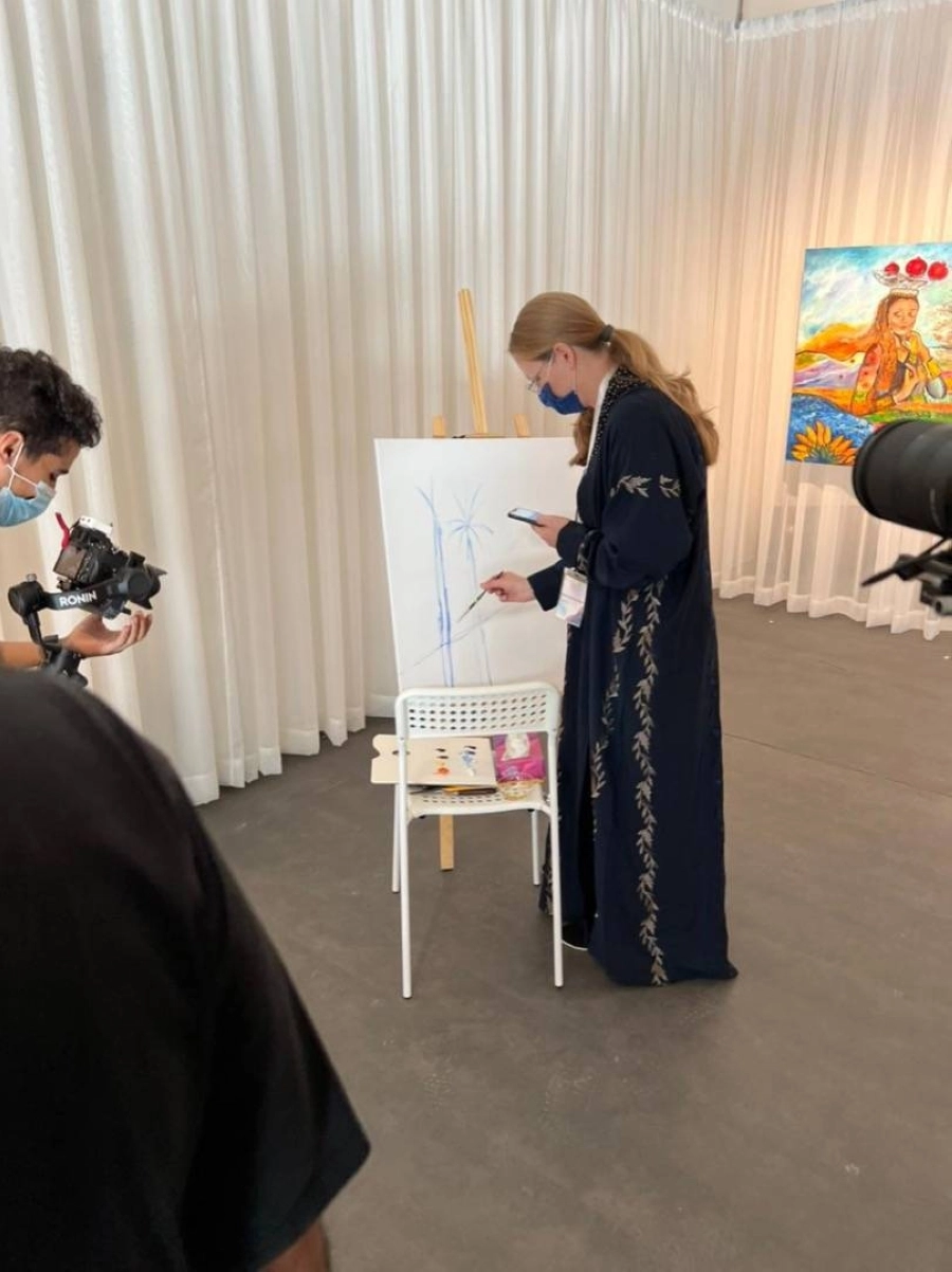 مشاركة الفنانة التشكيلية العالمية الروسية مارينا خيريلونا برسم لوحة امام الحضور