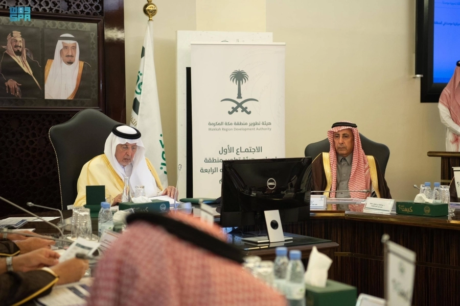 






خالد الفيصل مترئسا الاجتماع                                              (مكة)