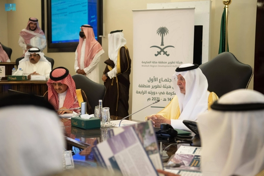 خالد الفيصل مترئسا الاجتماع                                            (مكة)