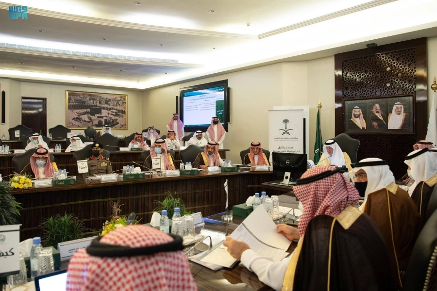 خالد الفيصل مترئسا الاجتماع                                          (مكة)