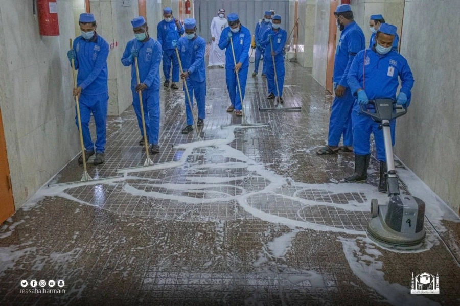 آليات ومساحات جلدية خلال التنظيف (مكة)