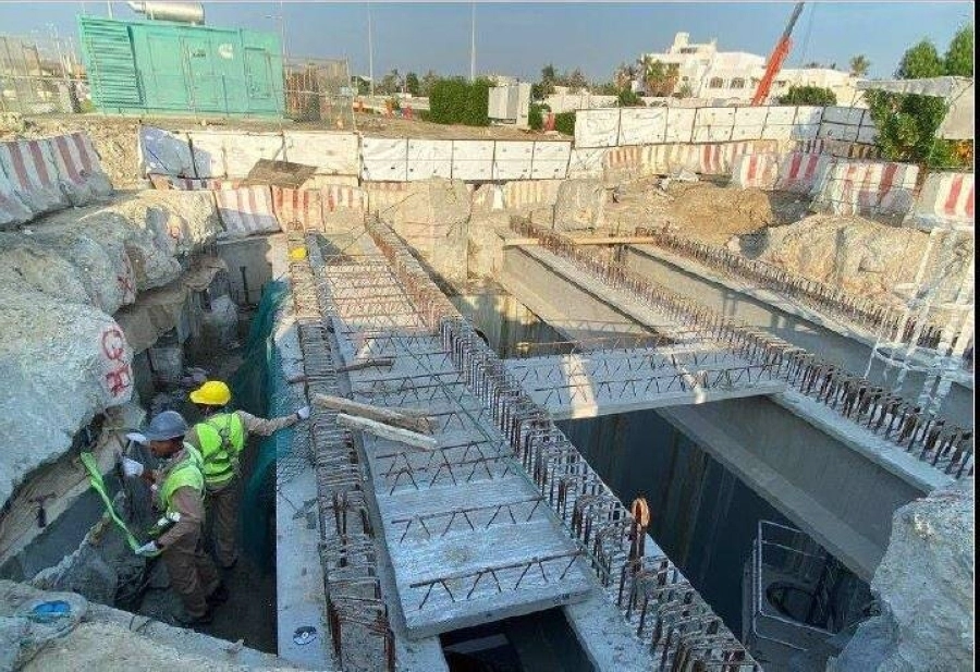 






جانب من العمل في نفق سلام جدة                    (مكة)