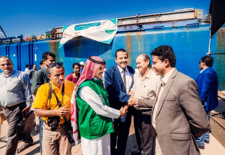 وصول الدفعة السادسة من منحة المشتقات النفطية السعودية إلى ميناء الزيت في محافظة عدن