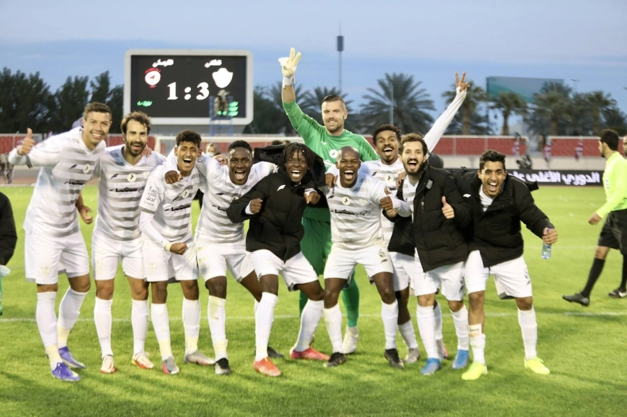 لاعبو الطائي عقب مواجهة الفيصلي                                          (مكة)