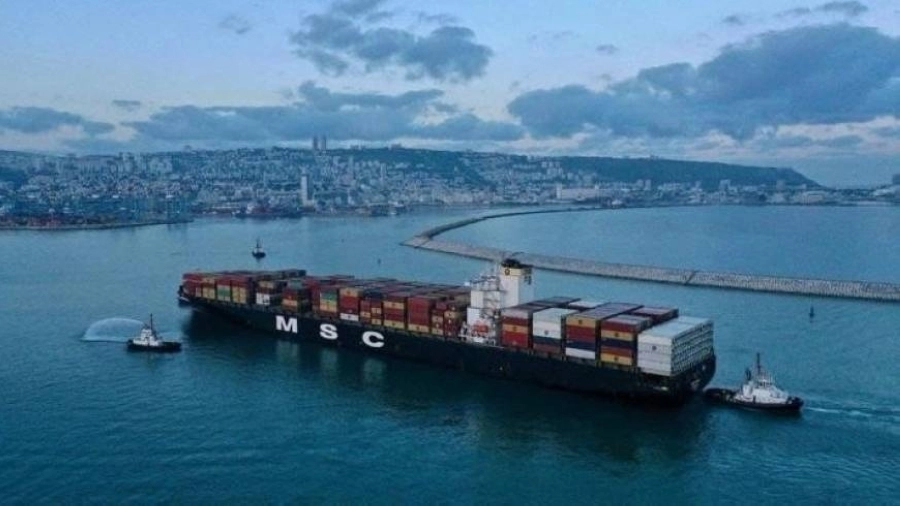 



إحدى سفن الشحن بالبحر الأحمر                                                                      (مكة)