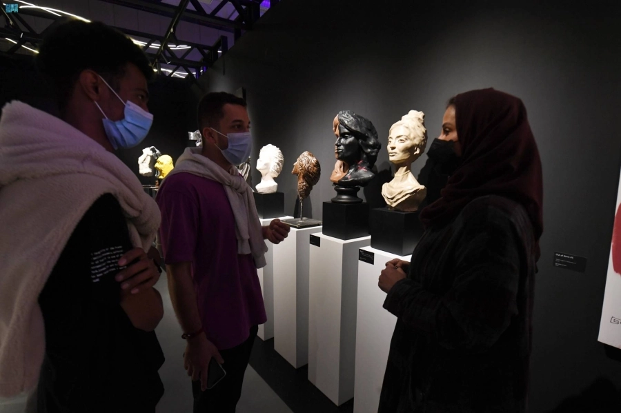 زوار خلال تجولهم بالمعرض                                               (مكة)