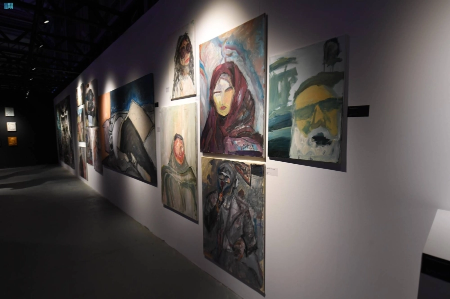 زوار خلال تجولهم بالمعرض                                               (مكة)