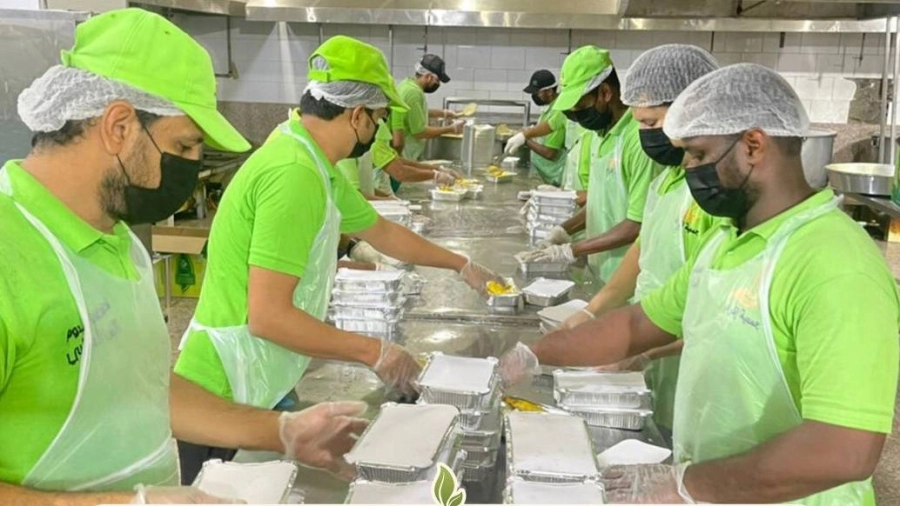 من عمليات تجهيز فائض الطعام                            (مكة)