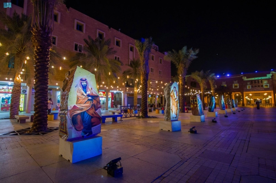 لوحات لملوك المملكة على صخور مقتطعة من جبال طويق                            (مكة)