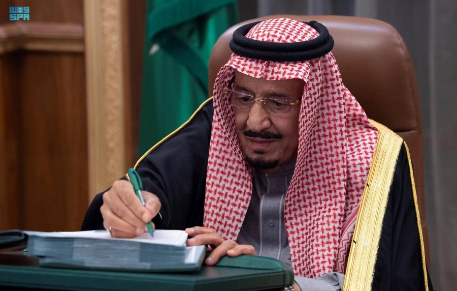 الملك سلمان لدى ترؤسه جلسة المجلس أمس                 (واس)