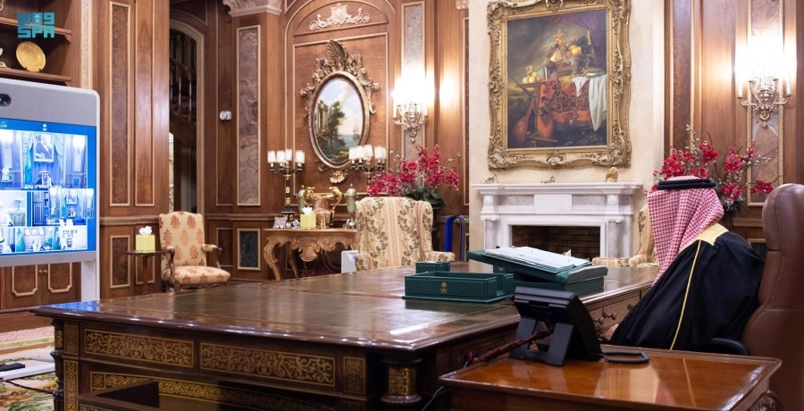 خادم الحرمين لدى ترؤسه جلسة مجلس الوزراء أمس                                                                                 (واس)