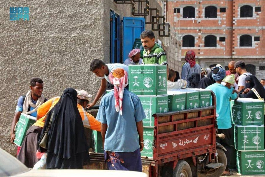 






من توزيع السلال الغذائية في البريقة                (واس)