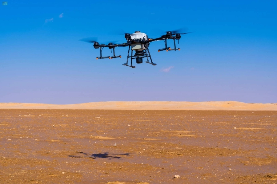 طائرة درونز تنثر بذور السدر                    (مكة)