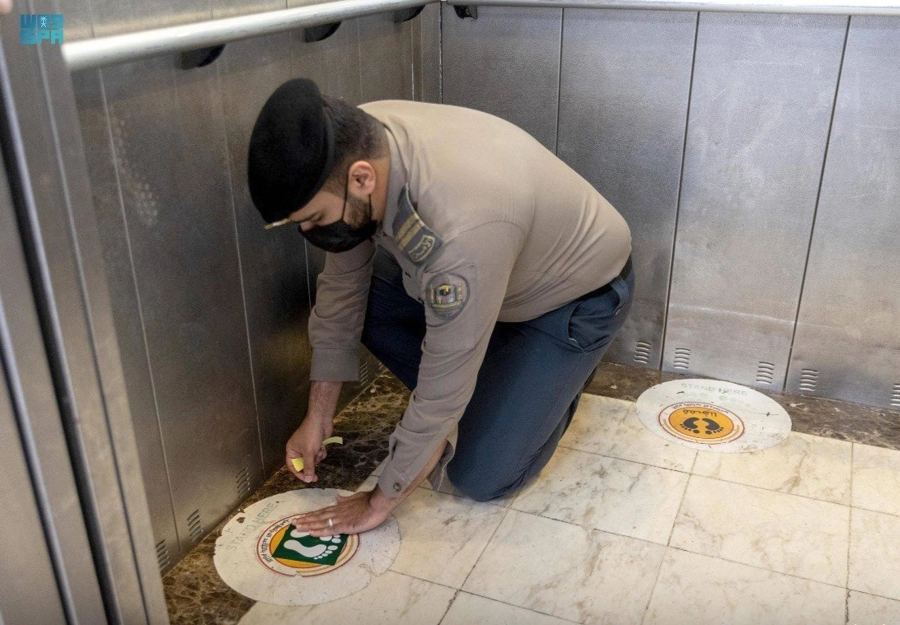 تركيب ملصقات التباعد الجسدي (مكة)