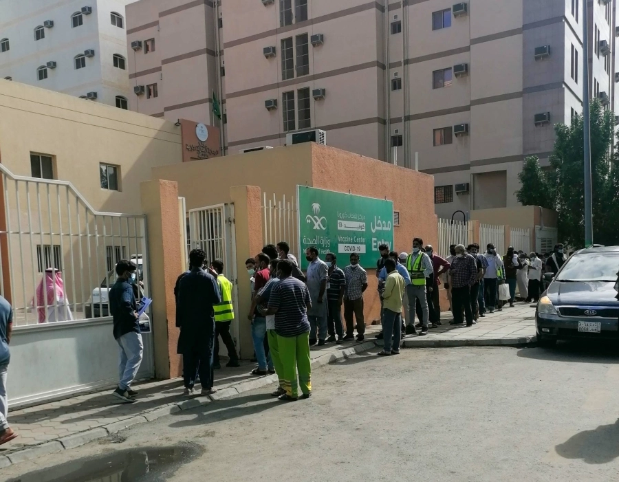 مواطنون ومقيمون في طوابير لتلقي لقاح كورونا في مركز صحي ملقية بالعاصمة المقدسة.
