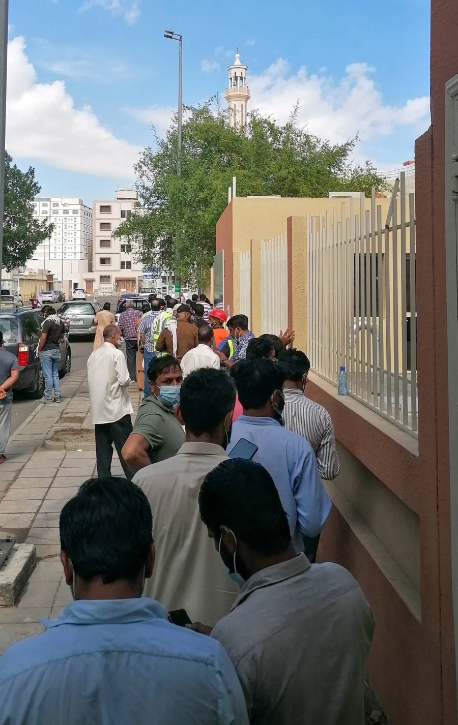 مواطنون ومقيمون في طوابير لتلقي لقاح كورونا في مركز صحي ملقية بالعاصمة المقدسة.
