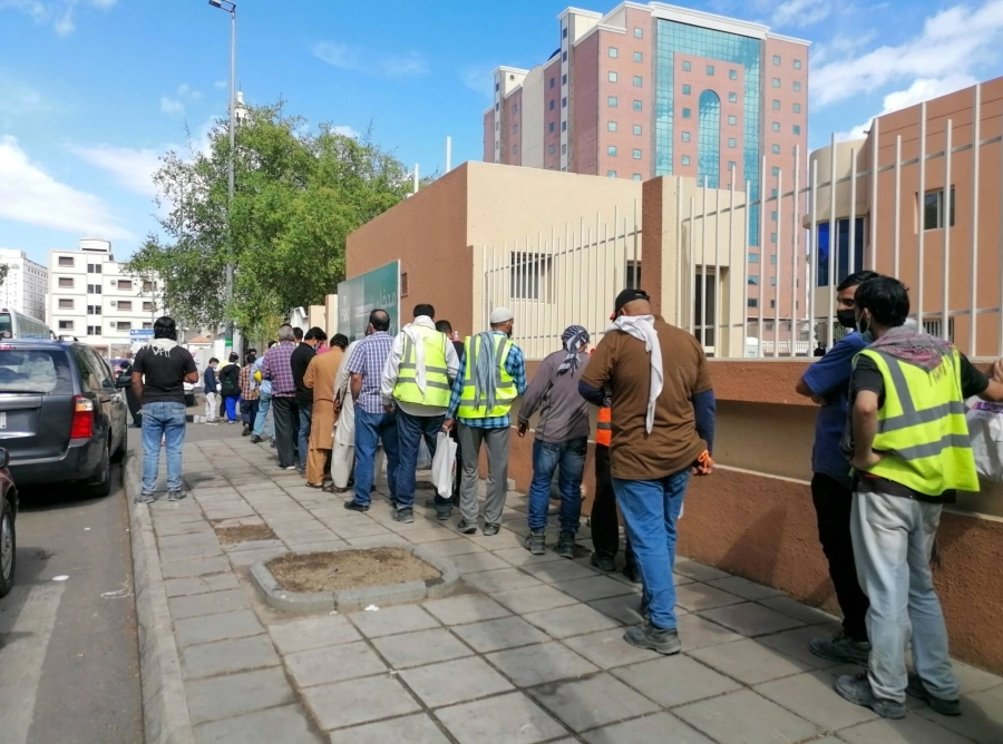 مواطنون ومقيمون في طوابير لتلقي لقاح كورونا في مركز صحي ملقية بالعاصمة المقدسة.
