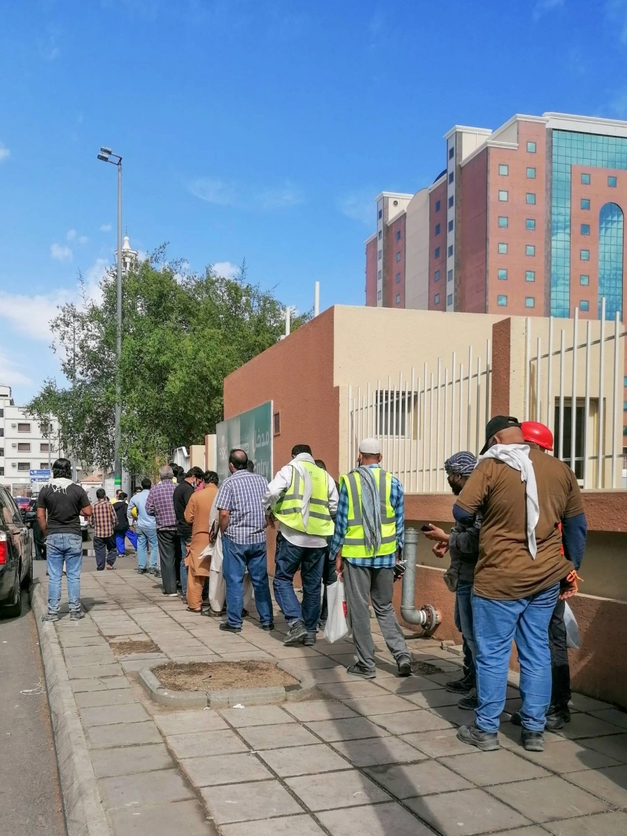 مواطنون ومقيمون في طوابير لتلقي لقاح كورونا في مركز صحي ملقية بالعاصمة المقدسة.
