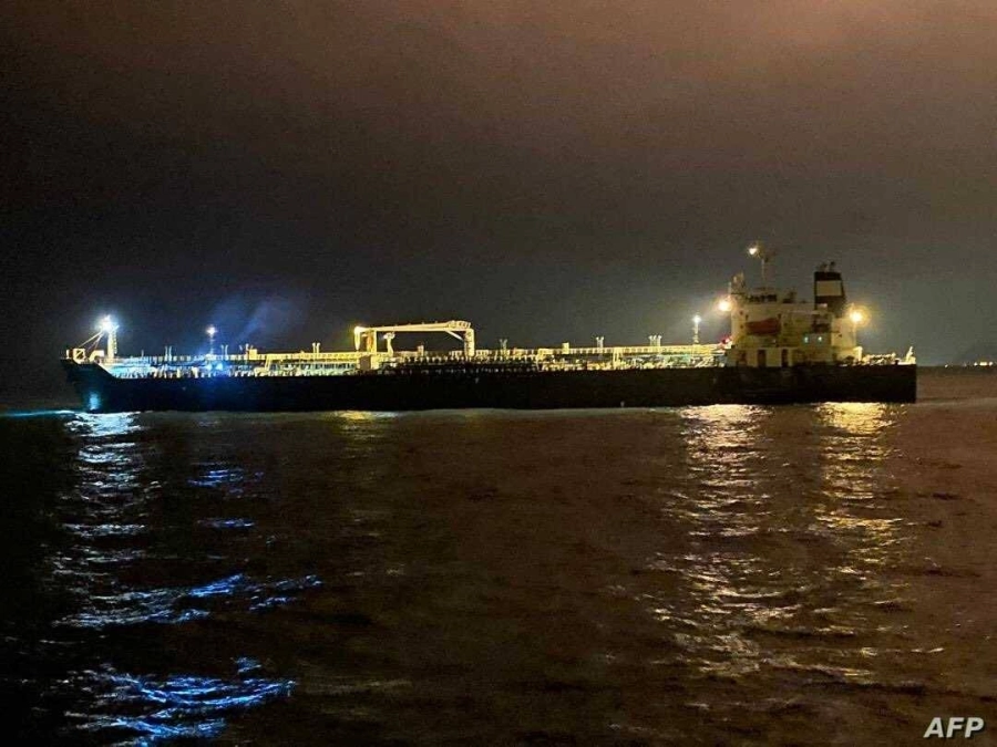 






سفن في عمق الخليج تتولى عمليات التهريب                                                                                       (مكة)