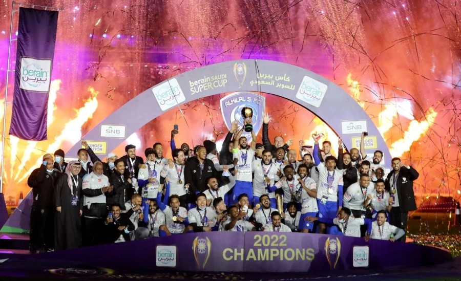 






لاعبو الهلال يحتفلون بعد التتويج بكأس السوبر                                            (نواف الجبني)