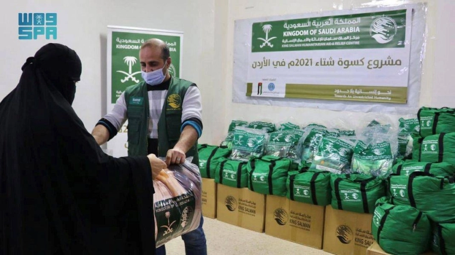 مساعدات إيوائية يتسلمها النازحون    (واس)