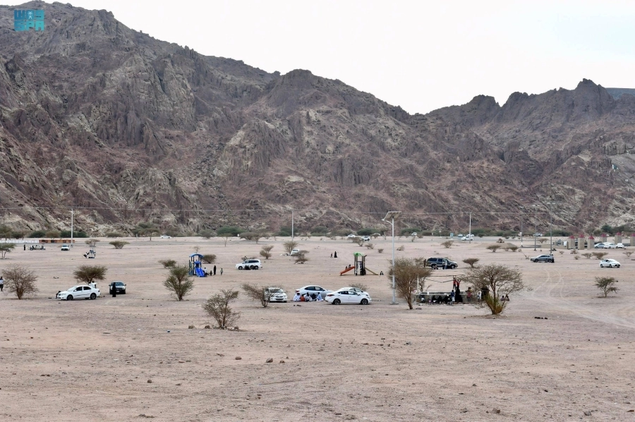 المتنزهون خلال استمتاعهم بالأجواء الشتوية                       (مكة)