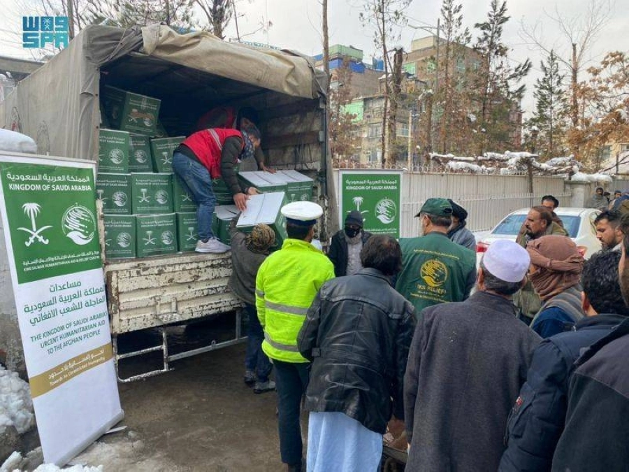 فريق المركز يوزع السلال السعودية  (واس)