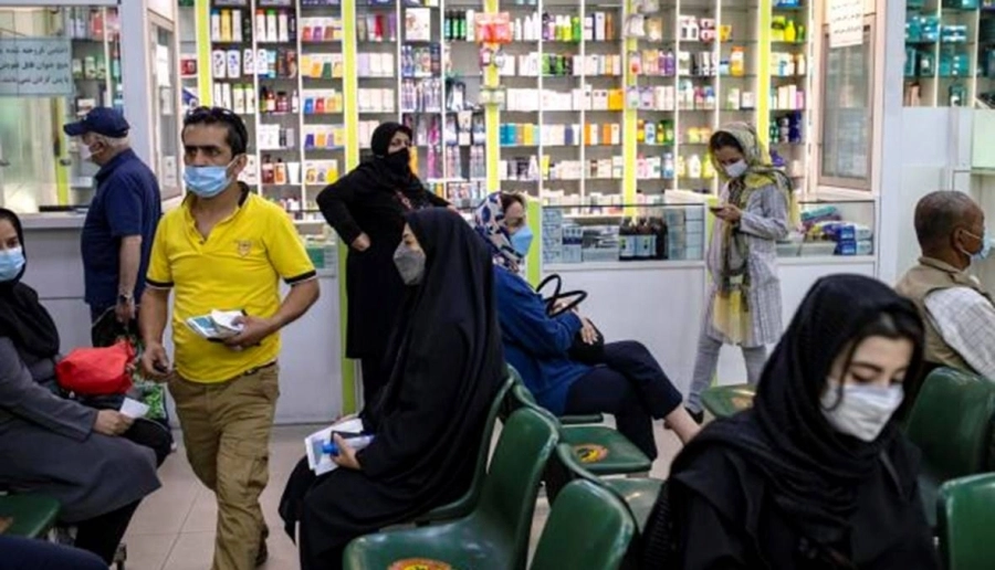 إيرانيون ينتظرون الحصول على أدوية كورونا           (مكة)