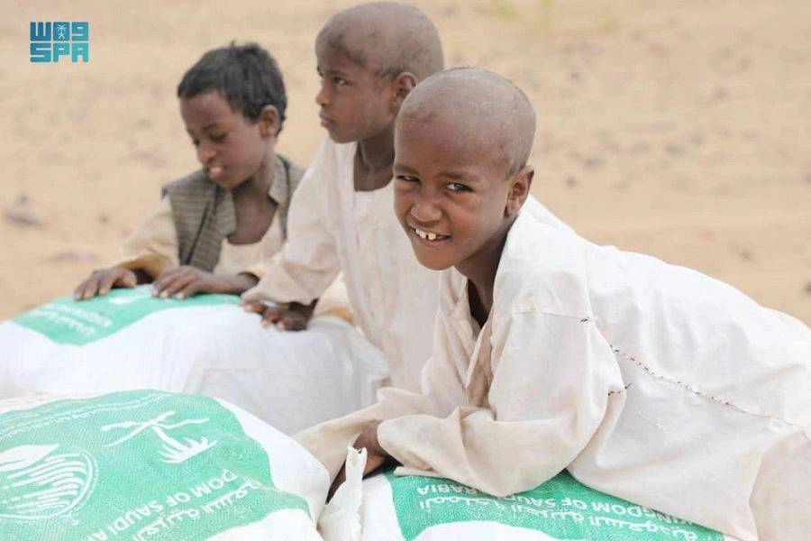 أطفال مبتهجون بعد تسلم المساعدات الغذائية    (واس)