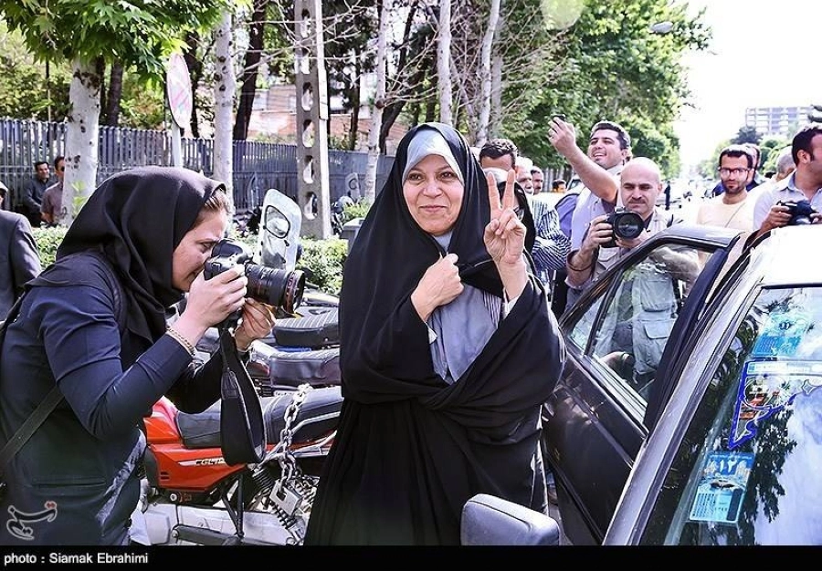 ابنة رفسنجاني لدى مشاركتها في إحدى التظاهرات                                 (مكة)